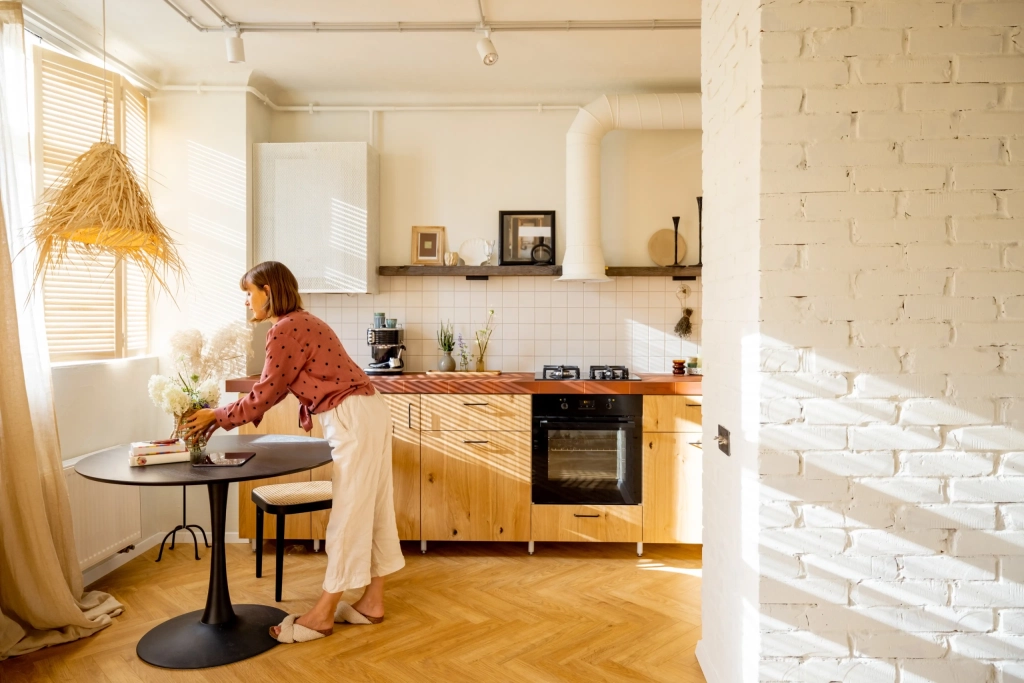 lux-and-easy-rentals-woman-decorate-fully-equipped-kitchen